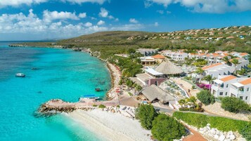 En la playa, sillas reclinables de playa, sombrillas, buceo