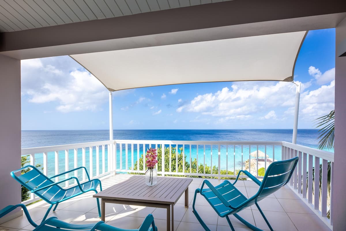 Deluxe Room, Ocean View | 1 bedroom, premium bedding, in-room safe, laptop workspace