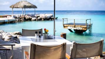 Petit-déjeuner, déjeuner et dîner servis sur place, vue sur la plage