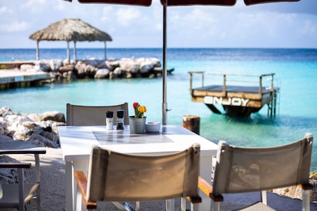 Se sirven desayunos y cocina internacional, con vista a la playa