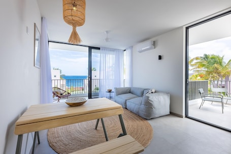 Ropa de cama de alta calidad y caja de seguridad en la habitación