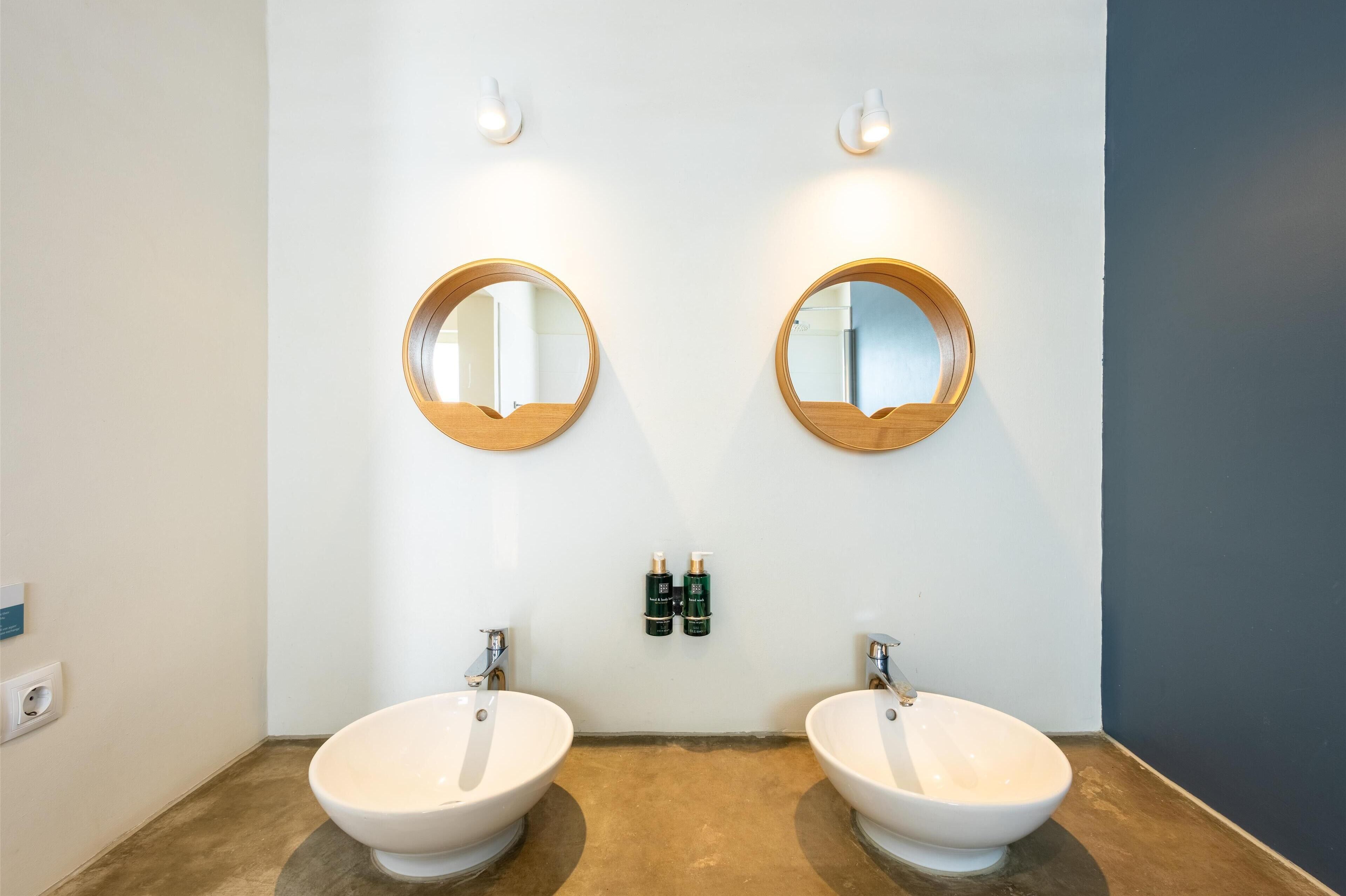 superior apartment, 2 bedrooms, garden view | bathroom | shower, free toiletries, hair dryer, towels