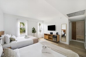 Camera Standard, 2 letti queen (Self check) | Una cassaforte in camera, una scrivania, postazione laptop