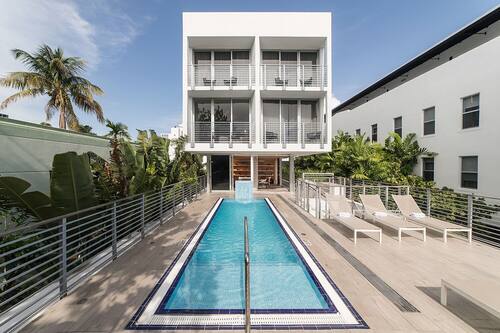 Una piscina al aire libre