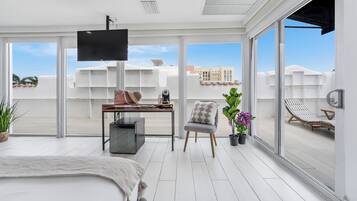 Deluxe Room, 1 King Bed, Balcony (Self check)