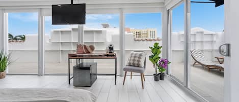 Chambre supérieure, 1 très grand lit, balcon (Self check) | Coffre-fort, bureau, espace de travail pour ordinateurs portables