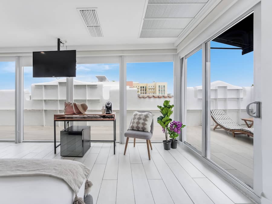 Superior Room, 1 Katil Raja (King), Balcony (Self check) | Peti besi dalam bilik, meja, ruang kerja komputer riba