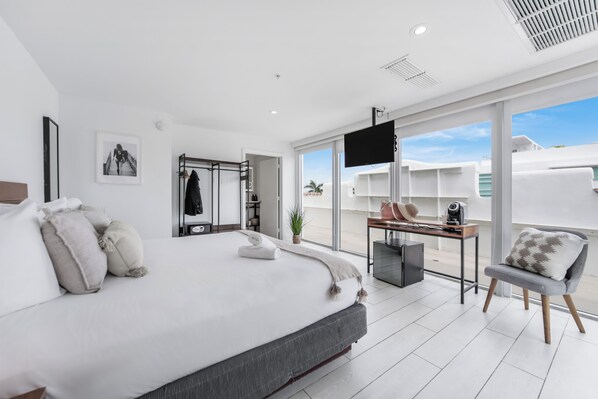 Superior Room, 1 King Bed, Balcony (Self check)