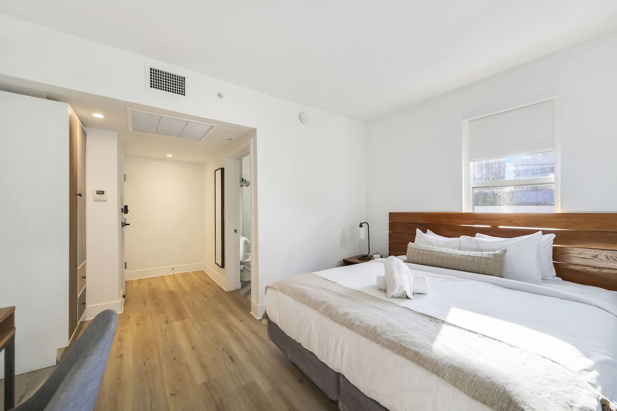 Standard Room, 1 King Bed (Self check) | In-room safe, desk, laptop workspace, blackout drapes