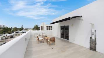 Camera Superior, 1 letto king, balcone (Self check) | Balcone