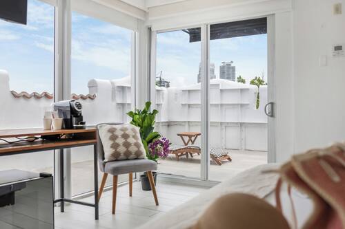 Habitación superior, 1 cama de matrimonio grande, balcón (Self check) | Caja fuerte