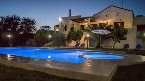 Outdoor pool, pool umbrellas, pool loungers - Nostos (Rethymno)