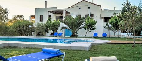 Piscine extérieure, parasols de plage, chaises longues