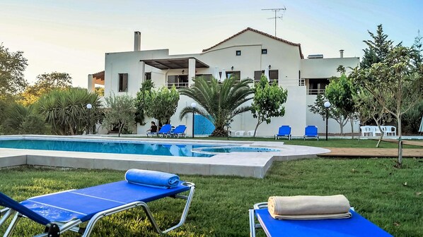 Outdoor pool, pool umbrellas, pool loungers - Nostos (Rethymno)