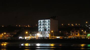 Fassade der Unterkunft â Abend/Nacht