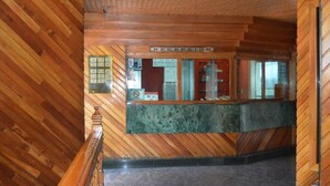 A reception area with wooden paneling and a marble counter. - Hotel Seoul - In Mexico City (Mexico City)