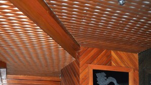 A hallway with a wooden ceiling and a decorative dragon carving on a wall. - Hotel Seoul - In Mexico City (Mexico City)