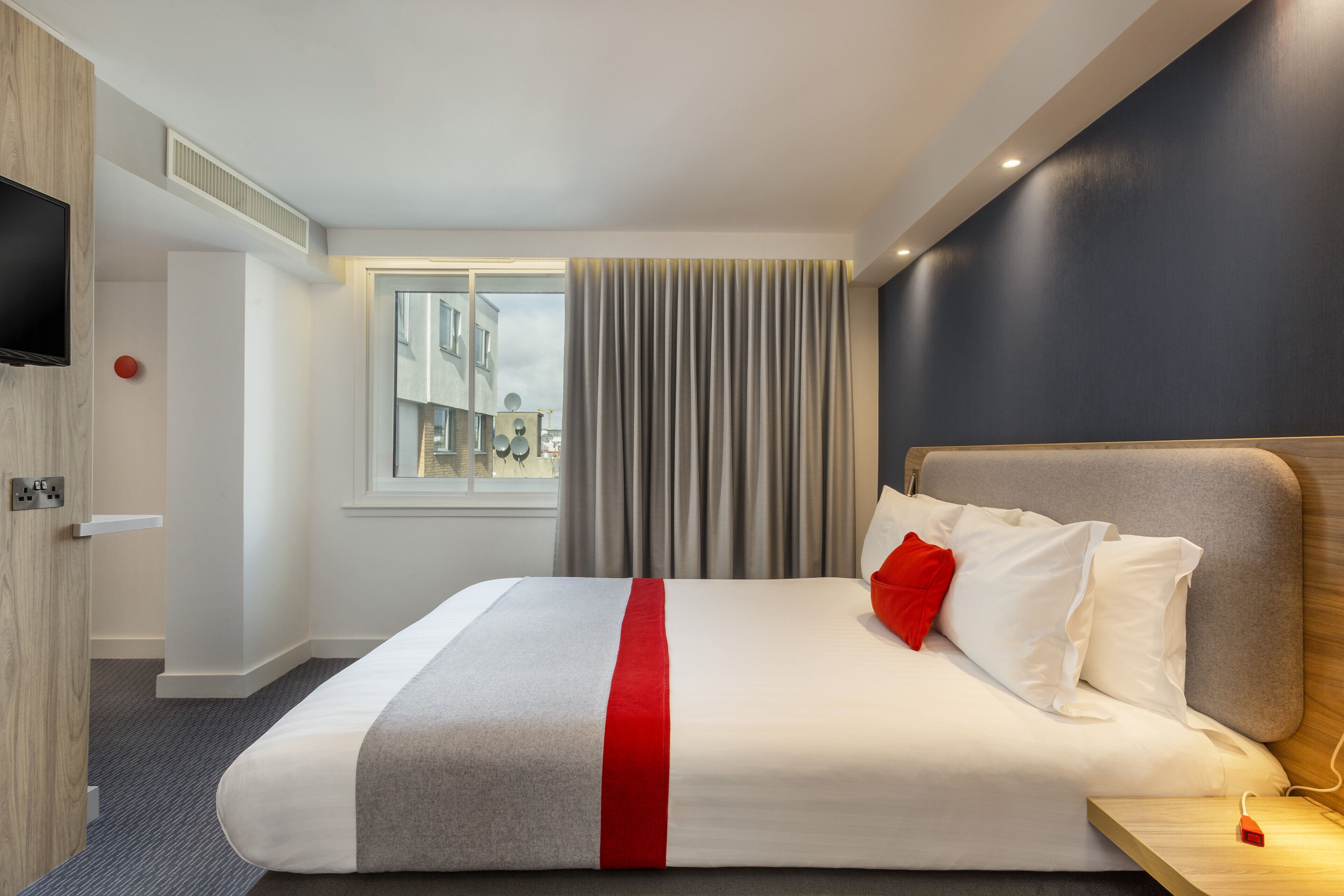 防敏寢具、房內夾萬、書桌、手提電腦工作空間