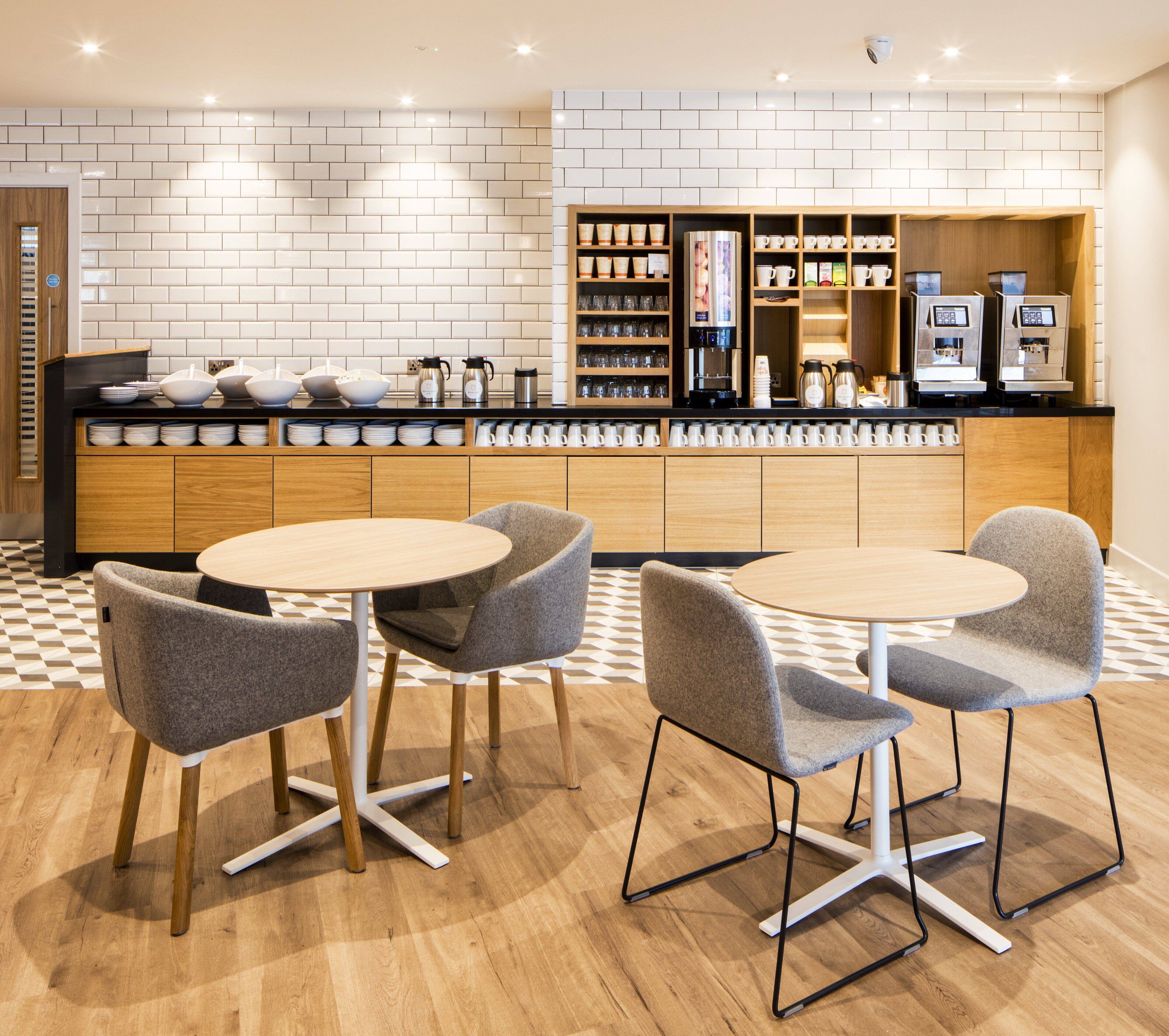 Café da manhã completo grátis todos os dias