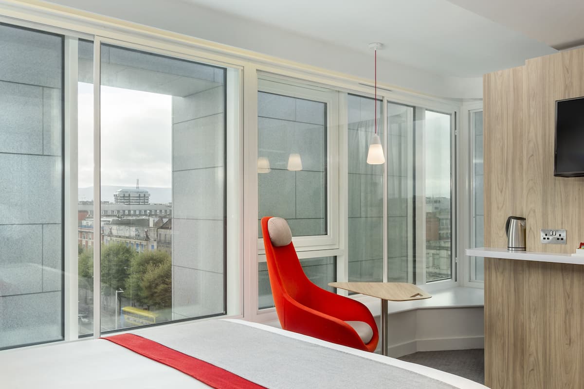 Hypo-allergenic bedding, in-room safe, desk, laptop workspace