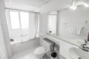  Suite Junior | Bathroom | Shower, hair dryer, towels, soap - Grand Hotel Loja (Loja)