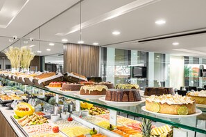 Un bufé con diferentes platillos y postres.