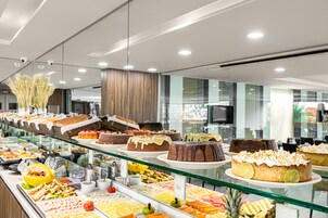 Café da manhã com buffet grátis todos os dias