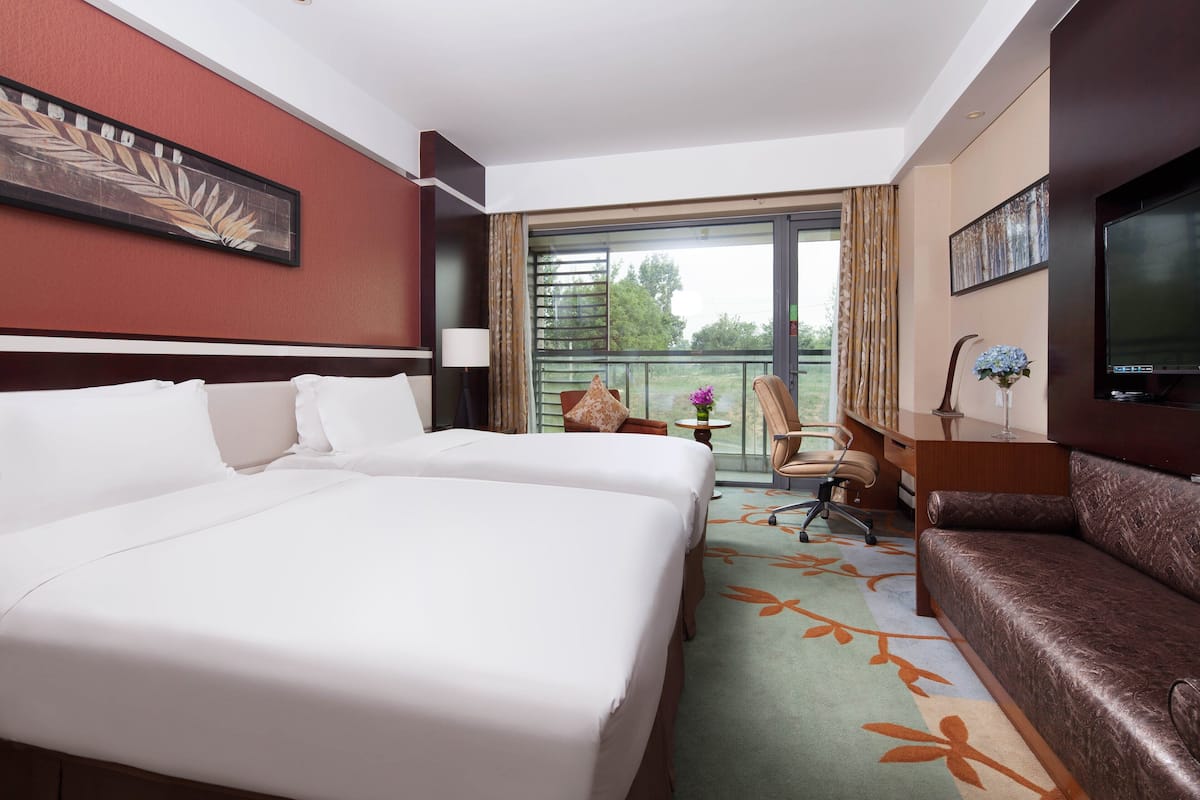 Premium bedding, in-room safe, desk, cribs/infant beds