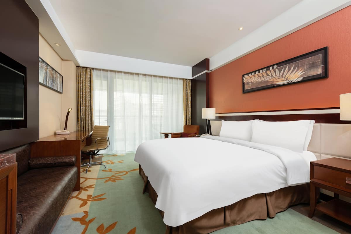 Premium bedding, in-room safe, desk, cribs/infant beds