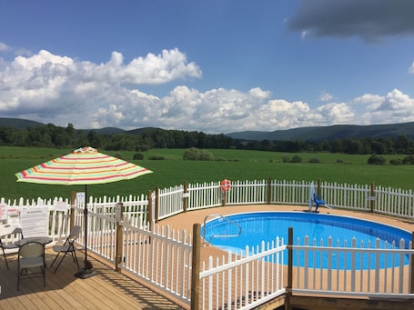 Seasonal outdoor pool. Apple Inn and Suites Cooperstown Area