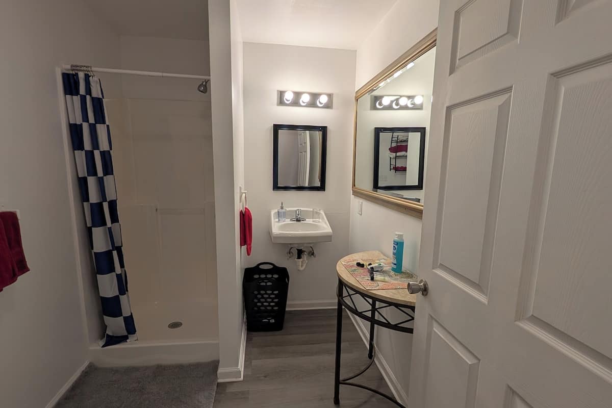 Large Double Bed Room With Kitchenette