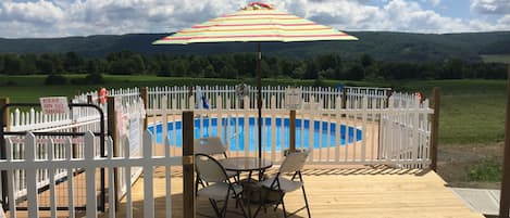 Una piscina al aire libre de temporada