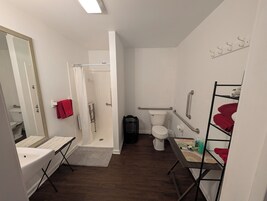 Ducha, artículos de tocador gratuitos, secador de pelo, toallas