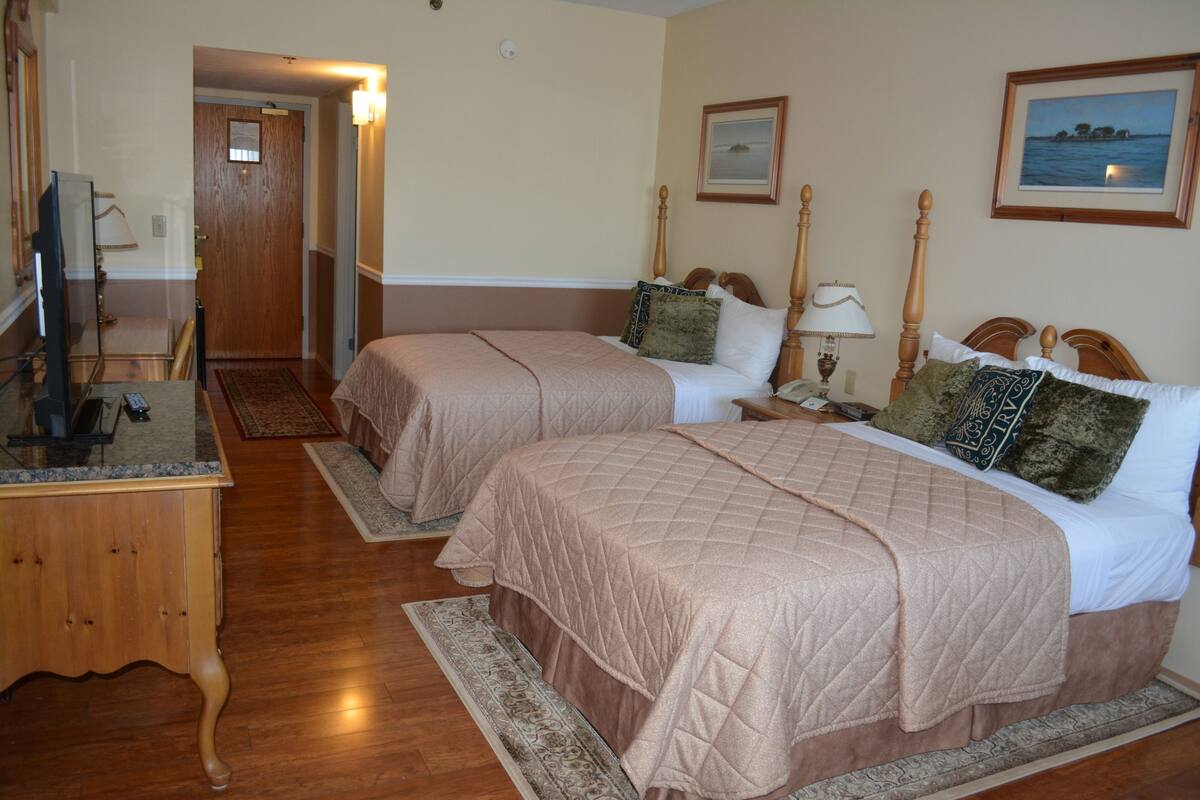 Standard Room, 2 Double Beds, Balcony, St. Lawrence River View | 熨斗/熨衣板、免费 WiFi、床单