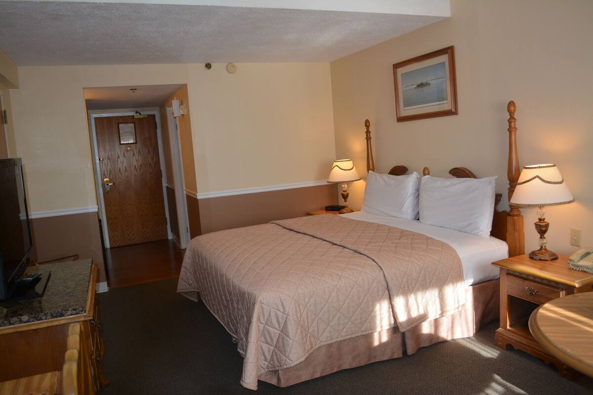 Standard Room, 1 King Bed, Balcony, St. Lawrence River View | 熨斗/熨衣板、免费 WiFi、床单