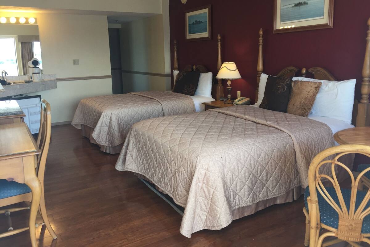 Panoramic Room, 2 Double Beds, Balcony, St. Lawrence River View | 熨斗/熨衣板、免费 WiFi、床单