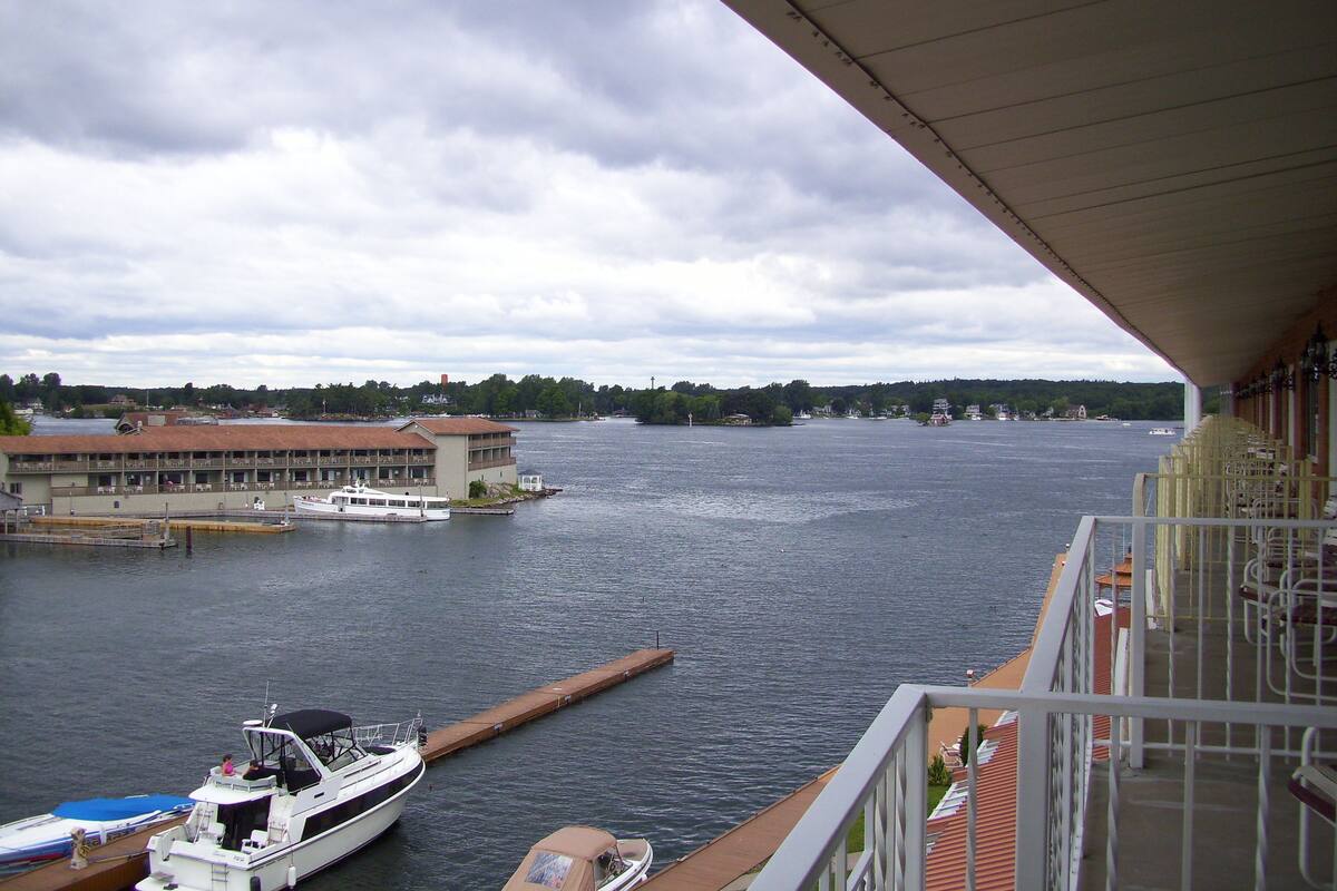 Superior Loft, 1 Double Bed with Sofa bed, Balcony, St. Lawrence River View | 熨斗/熨衣板、免费 WiFi、床单