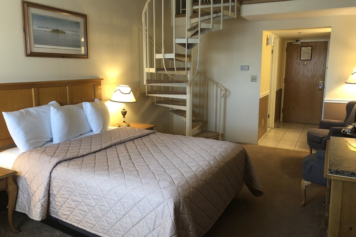 Superior Loft, Multiple Beds, Bay View | 1 bedroom, iron/ironing board, free WiFi, bed sheets