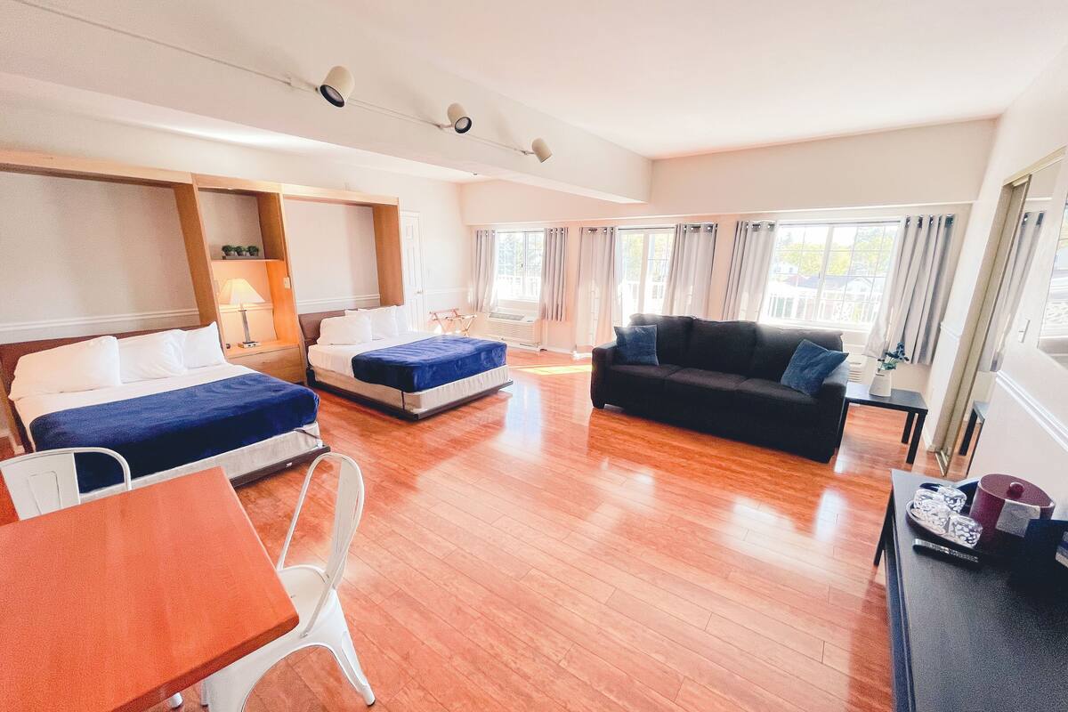 Junior Family Room, Multiple Beds, Balcony | 熨斗/熨衣板、免费 WiFi、床单