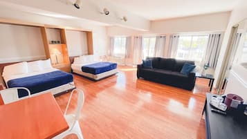 Junior Family Room, Multiple Beds, Balcony | Tabla de planchar con plancha, wifi gratis y ropa de cama