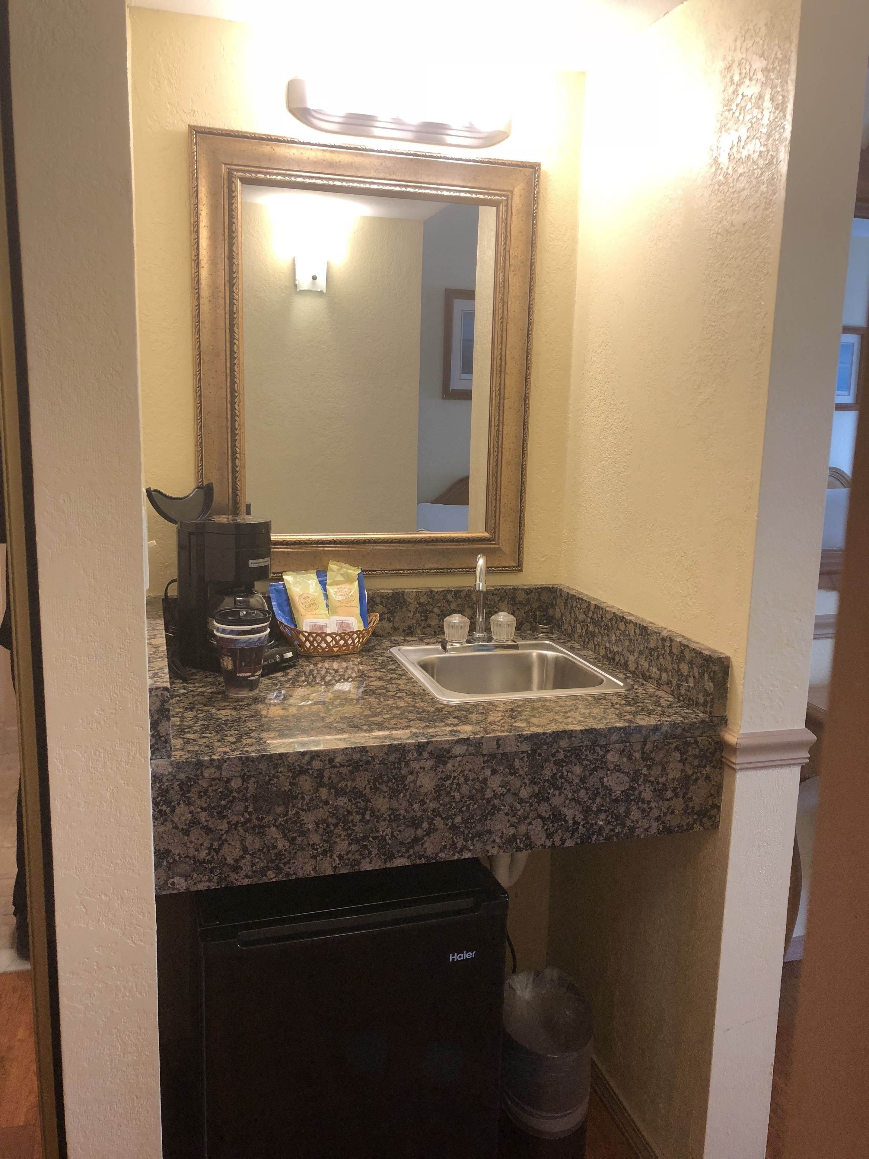 standard room, 2 double beds, balcony, st. lawrence river view | coffee and/or coffee maker