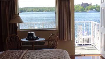 Panoramic Room, 2 Double Beds, Balcony, St. Lawrence River View | Tabla de planchar con plancha, wifi gratis y ropa de cama
