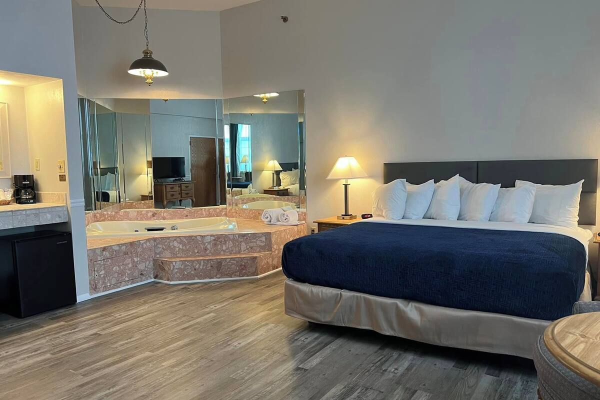 superior room, 1 king bed, jetted tub | 1 bedroom, iron/ironing board, free wifi, bed sheets