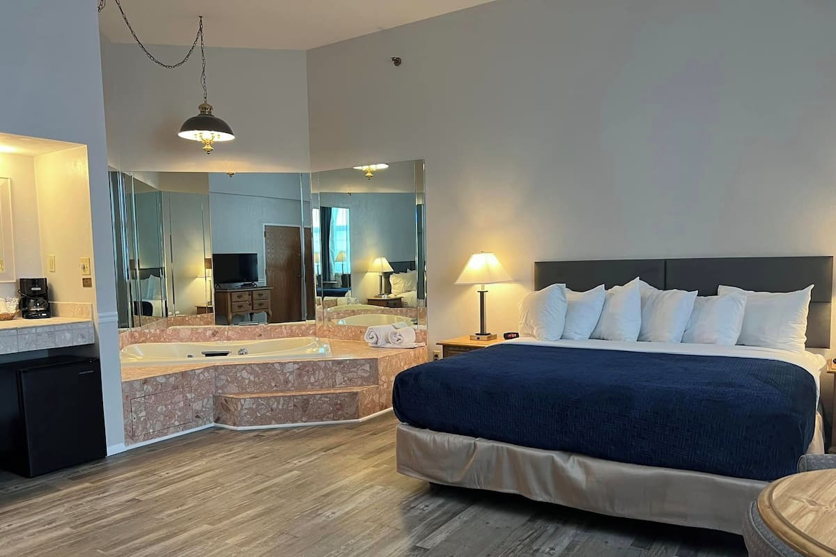 Superior Room, 1 King Bed, Jetted Tub | 1 bedroom, iron/ironing board, free WiFi, bed sheets