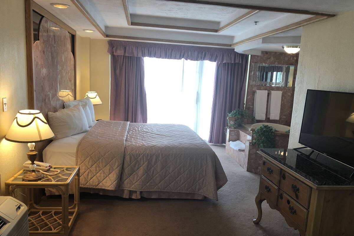 奢华客房, 1 张特大床, 按摩浴缸 | 熨斗/熨衣板、免费 WiFi、床单