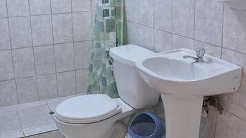 Deluxe Double Room | Bathroom | Shower, towels