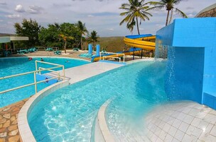 Una piscina al aire libre (de 10:00 a 18:00), sombrillas, tumbonas