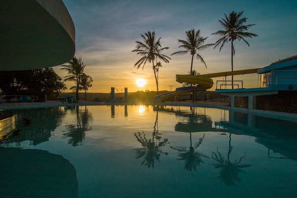 Außenpool, Sonnenschirme, Liegestühle