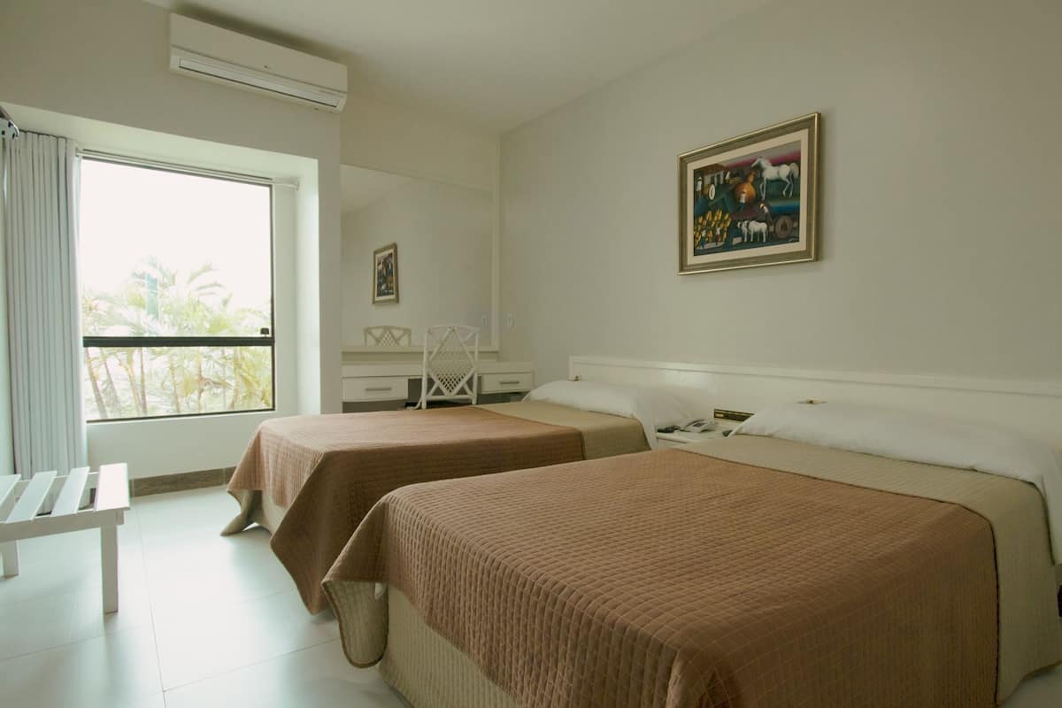 Minibar, coffres-forts dans les chambres, bureau, rideaux occultants