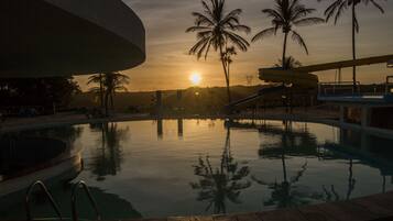 Ulkouima-allas, aurinkovarjoja, aurinkotuoleja